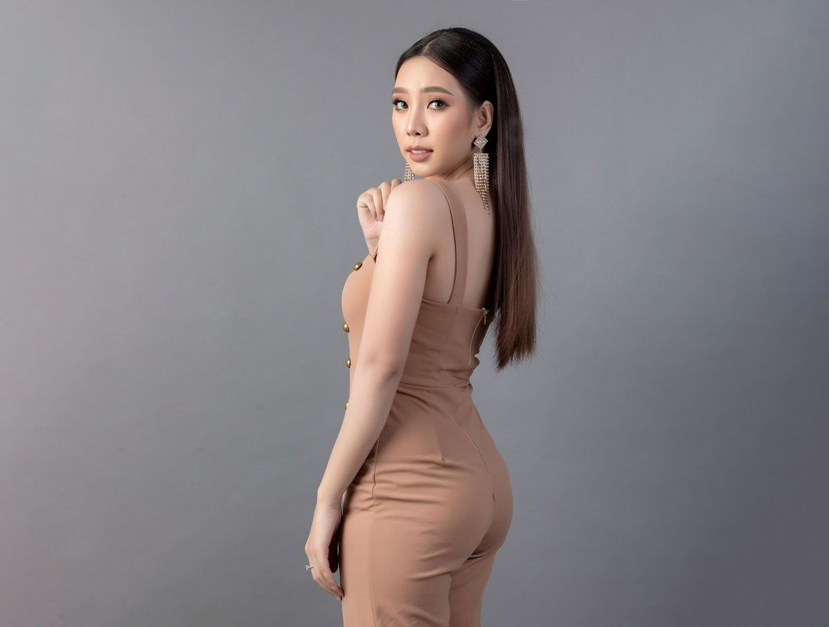 meet Singaporean women